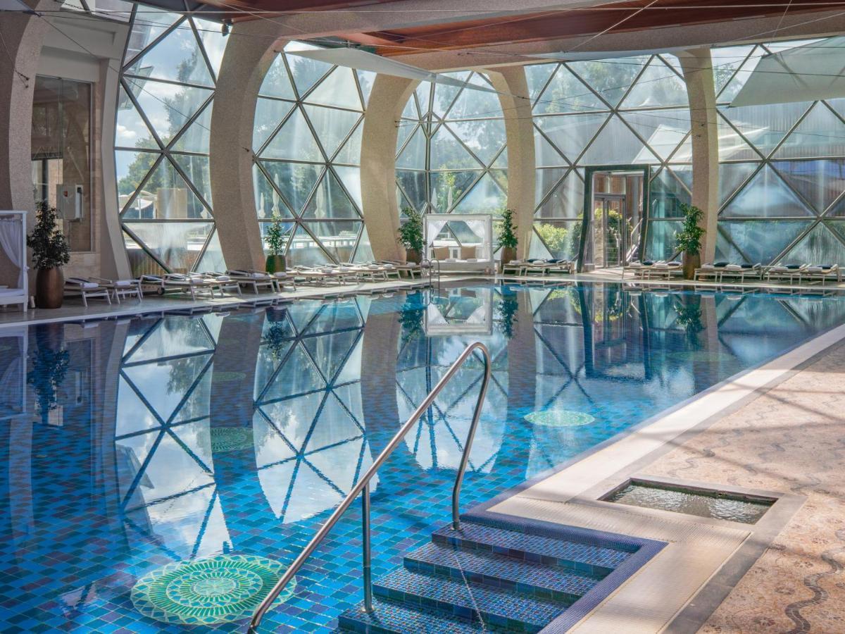 Spirit Hotel Thermal Spa Sárvár Exterior foto The indoor pool at the Four Seasons Hotel