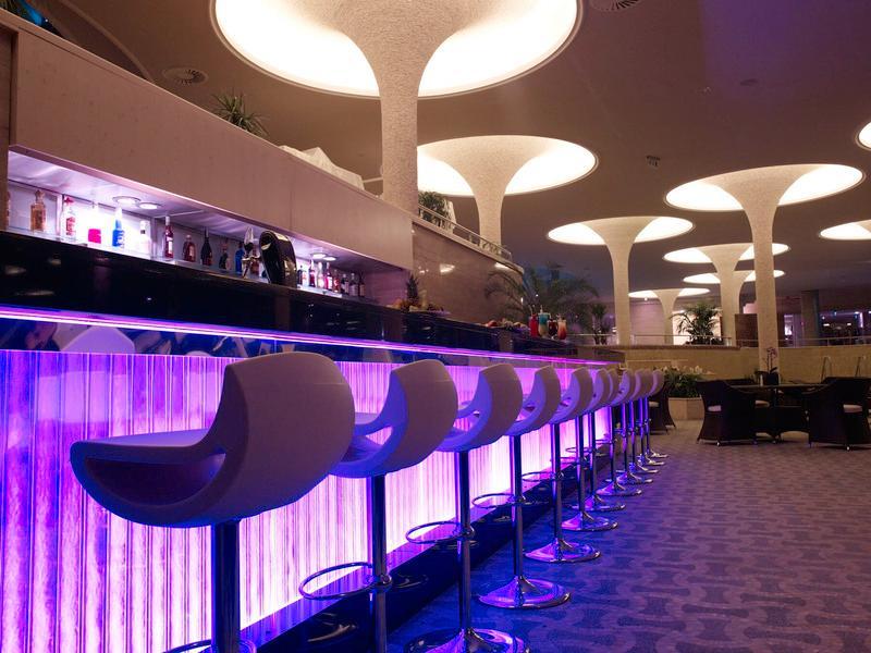 Spirit Hotel Thermal Spa Sárvár Exterior foto The bar at the Sky Bar