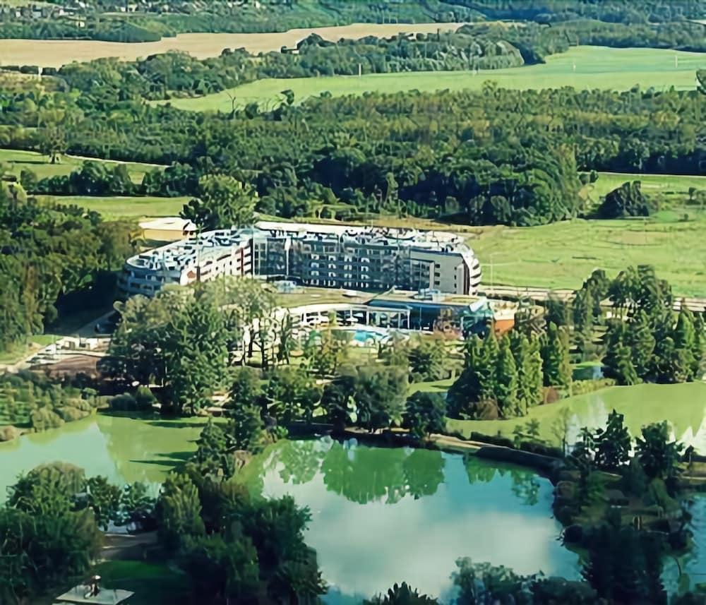 Spirit Hotel Thermal Spa Sárvár Exterior foto Aerial view of the campus